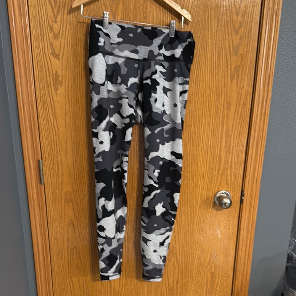 Old Navy Black and Gray Camouflage Leggings